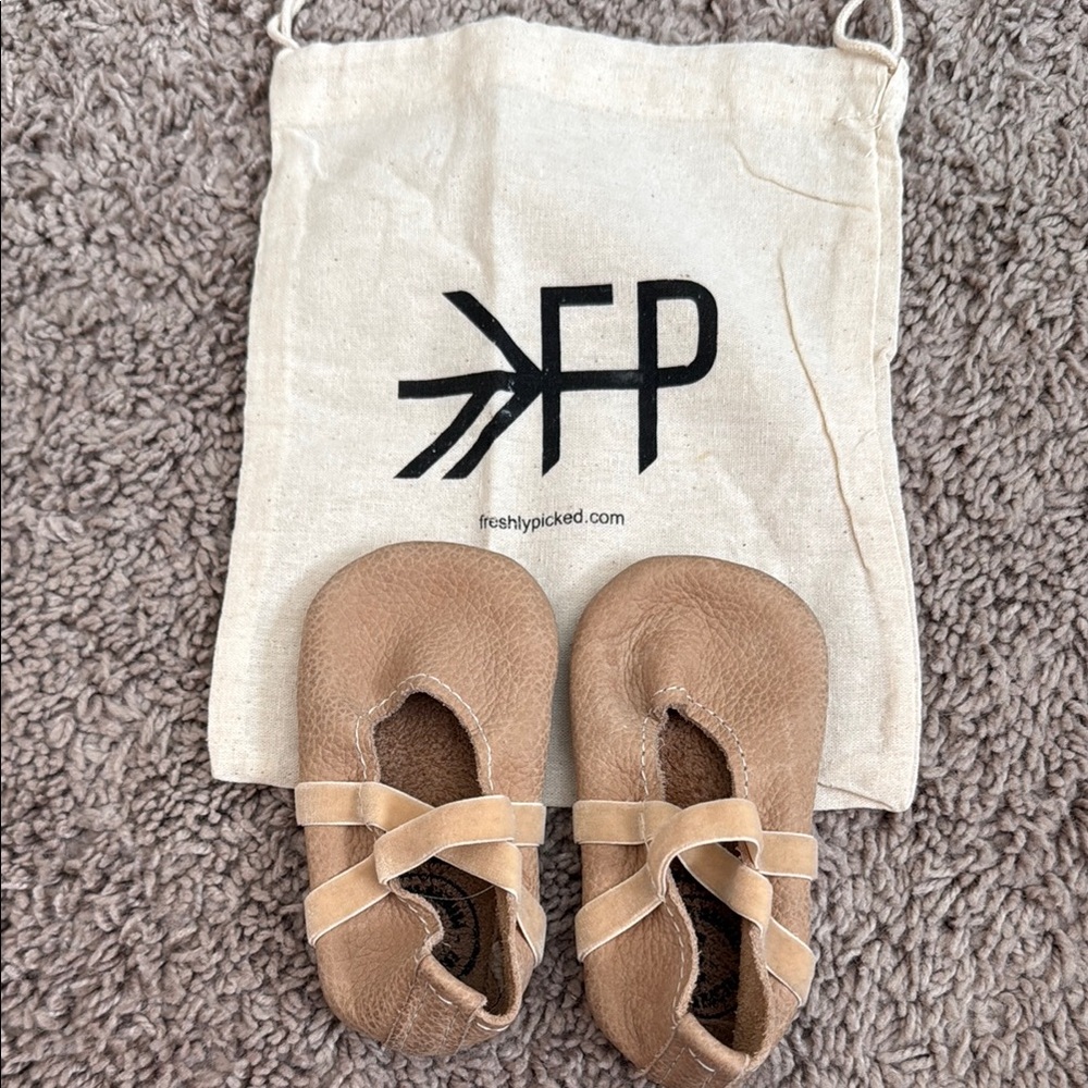 Freshly Picked Moccasins Soft Leather mini sole II Ballet Slipper size 3